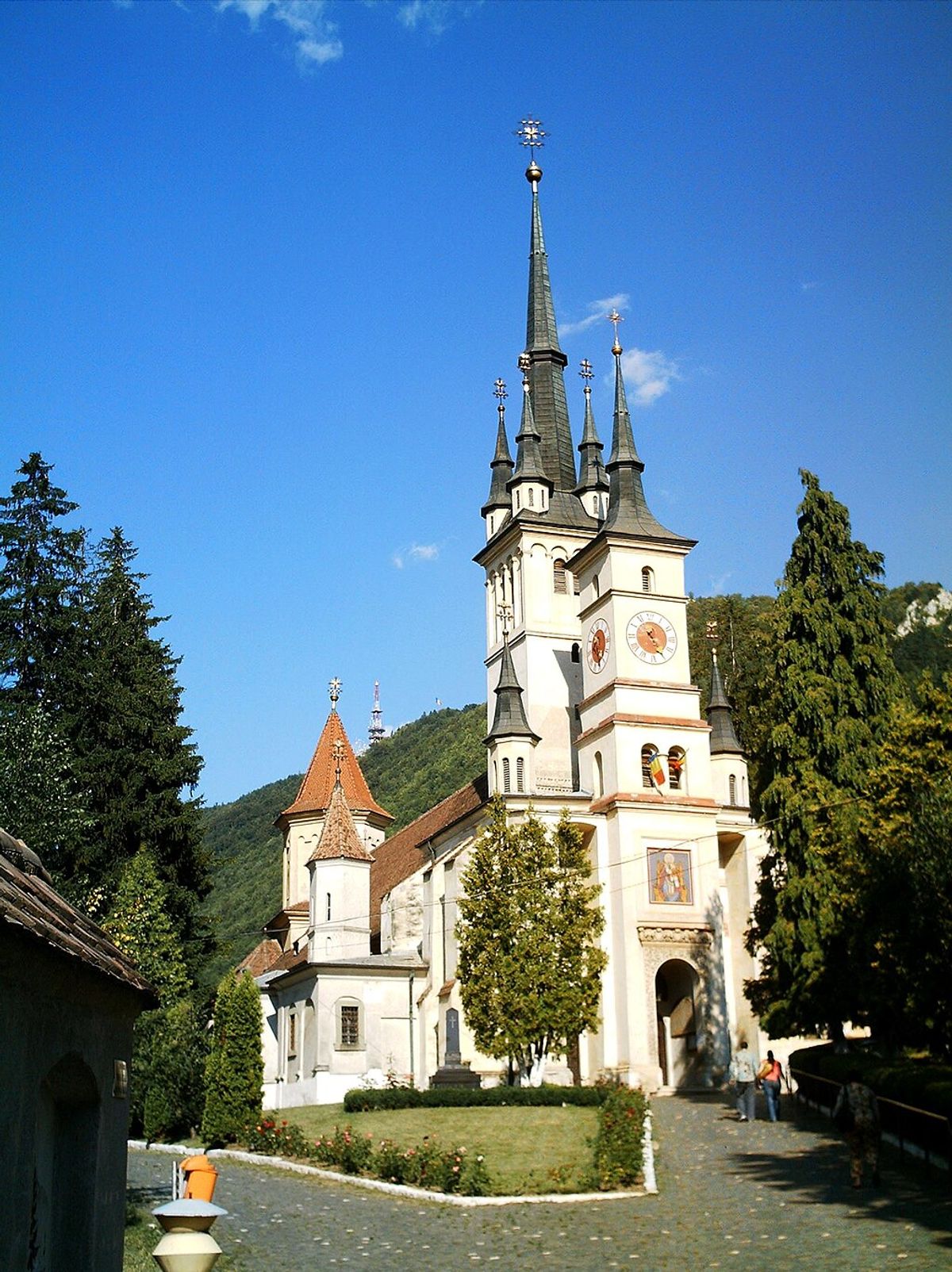 Intérieur orné d'église orthodoxe avec iconostase élaborée et lustre à Brasov, Transylvanie.