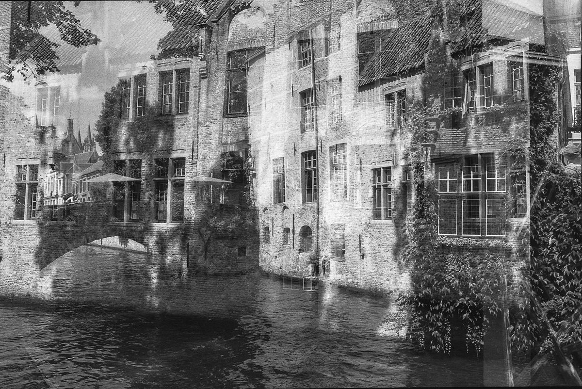 Vue panoramique de Graslei et Korenlei à Gand avec les maisons de corporation historiques se reflétant dans la Lys
