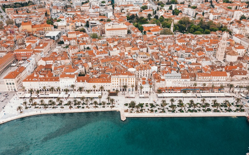 Vue panoramique sur Split en Croatie avec ses bâtiments historiques surplombant la mer Adriatique et ses quais animés