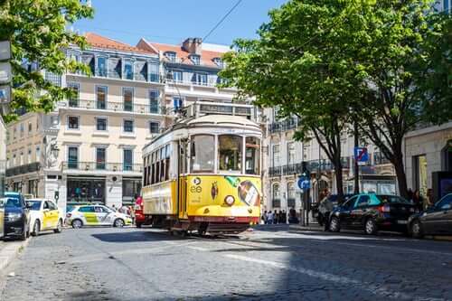 tramway jaune lisbonne portugal