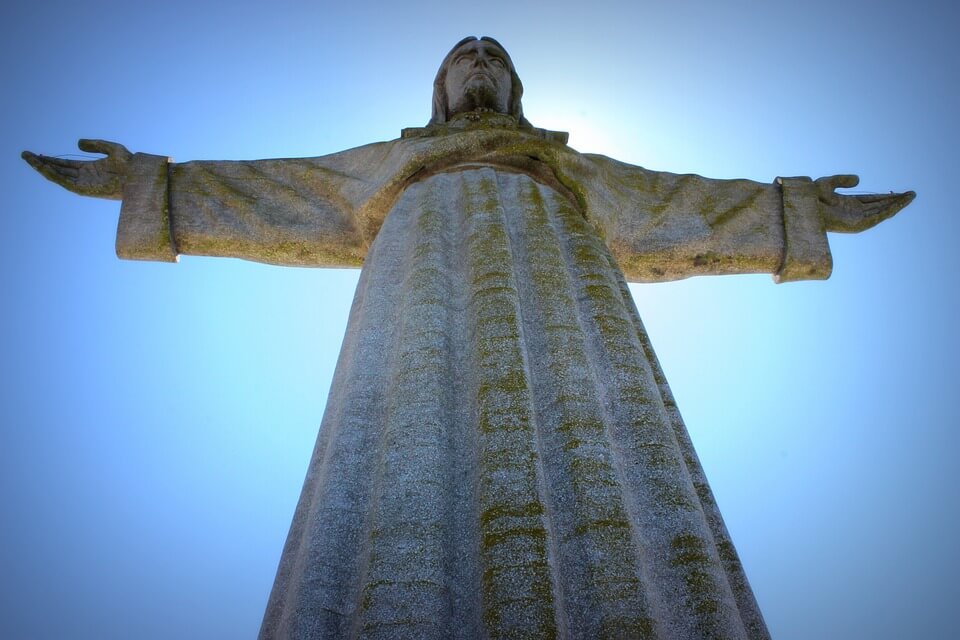statue jesus lisbonne portugal