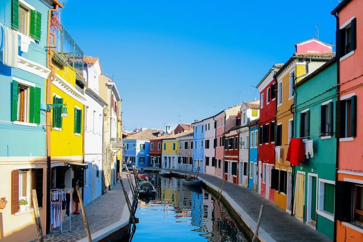 Canaux vénitiens au coucher de soleil, reflets dorés sur l'eau calme de Venise en Italie, loin des foules touristiques