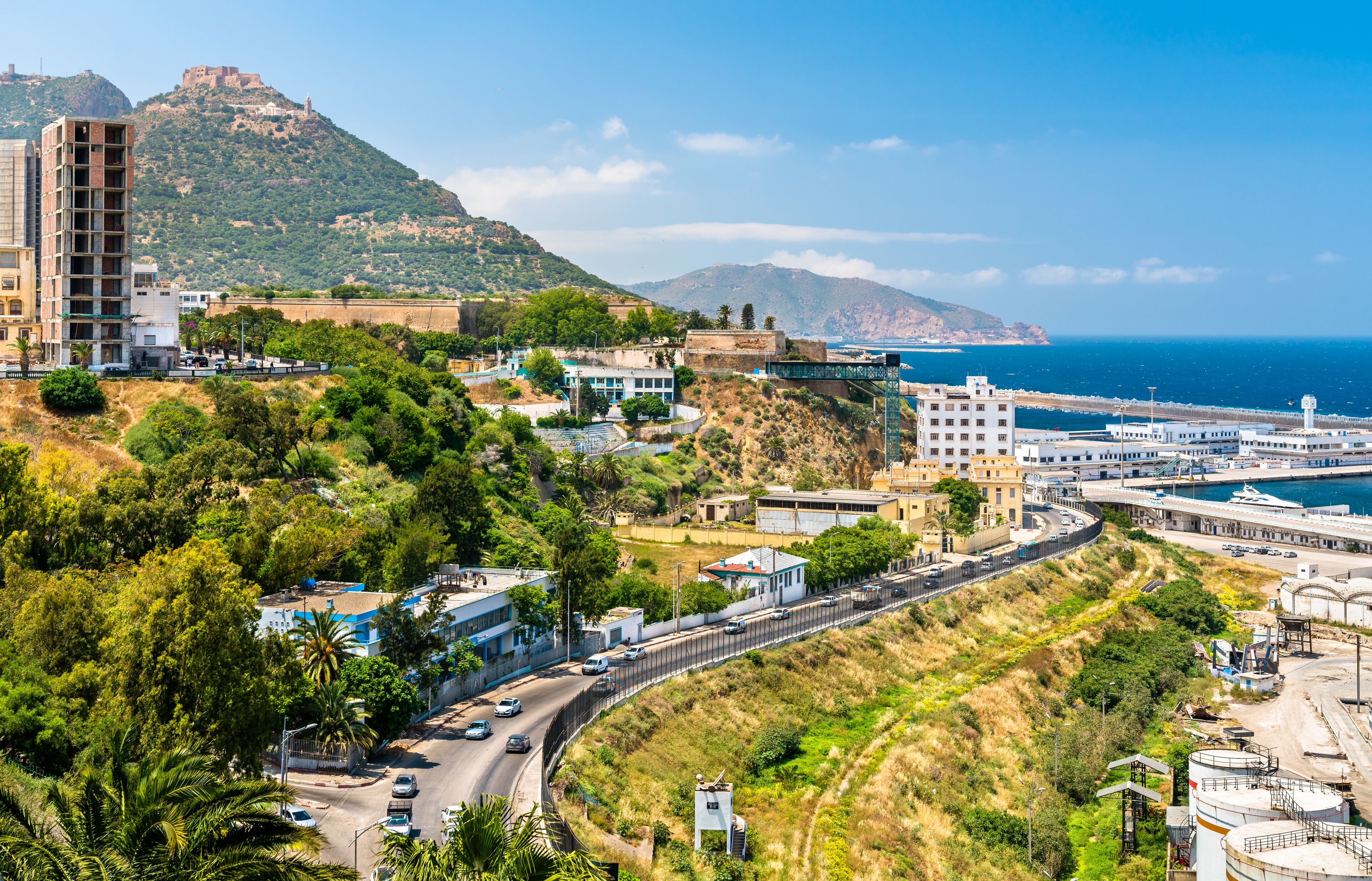 Vue panoramique des façades colorées d'Oran en Algérie, avec l'architecture typique de la ville méditerranéenne baignée par la lumière dorée