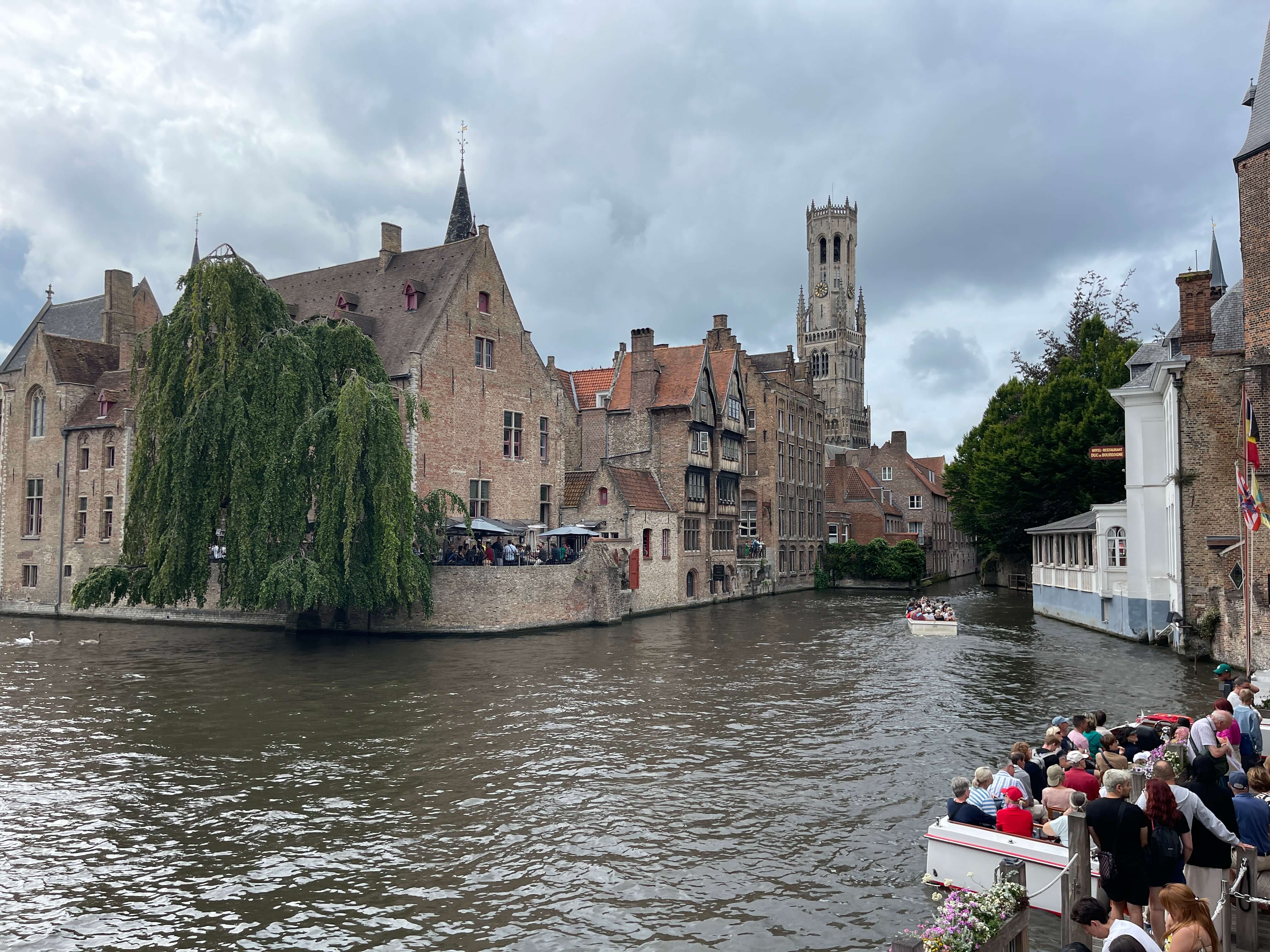 Canal pittoresque de Bruges en Belgique avec ses façades colorées et ses ponts médiévaux au coucher de soleil