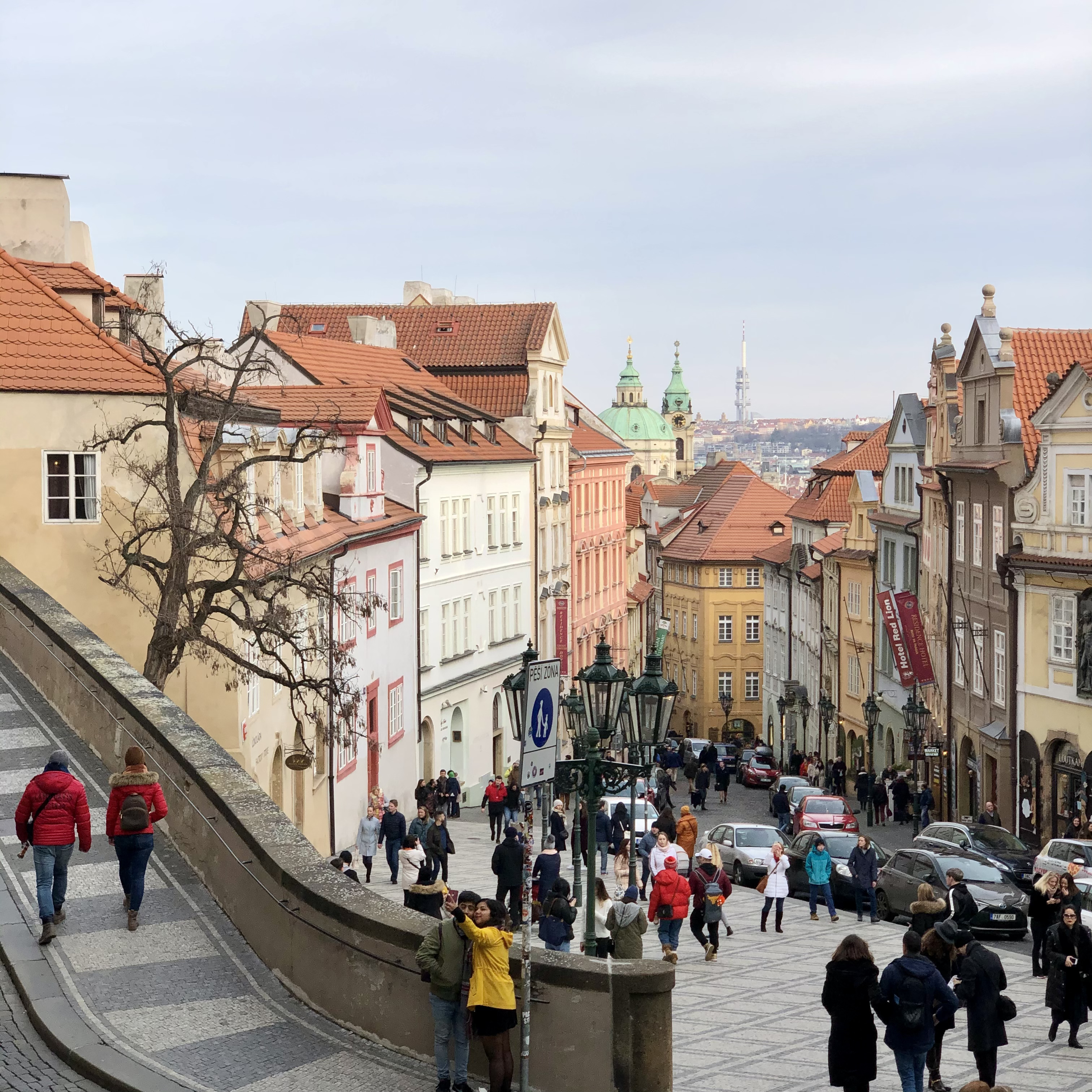 Découverte culturelle à Prague : façade historique aux teintes dorées sous la lumière chaude de la République-Tchèque