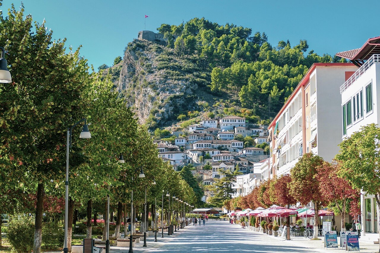 Vue panoramique sur les maisons pittoresques de Berat en Albanie, perchées sur les pentes de la montagne sous la lumière dorée du jour