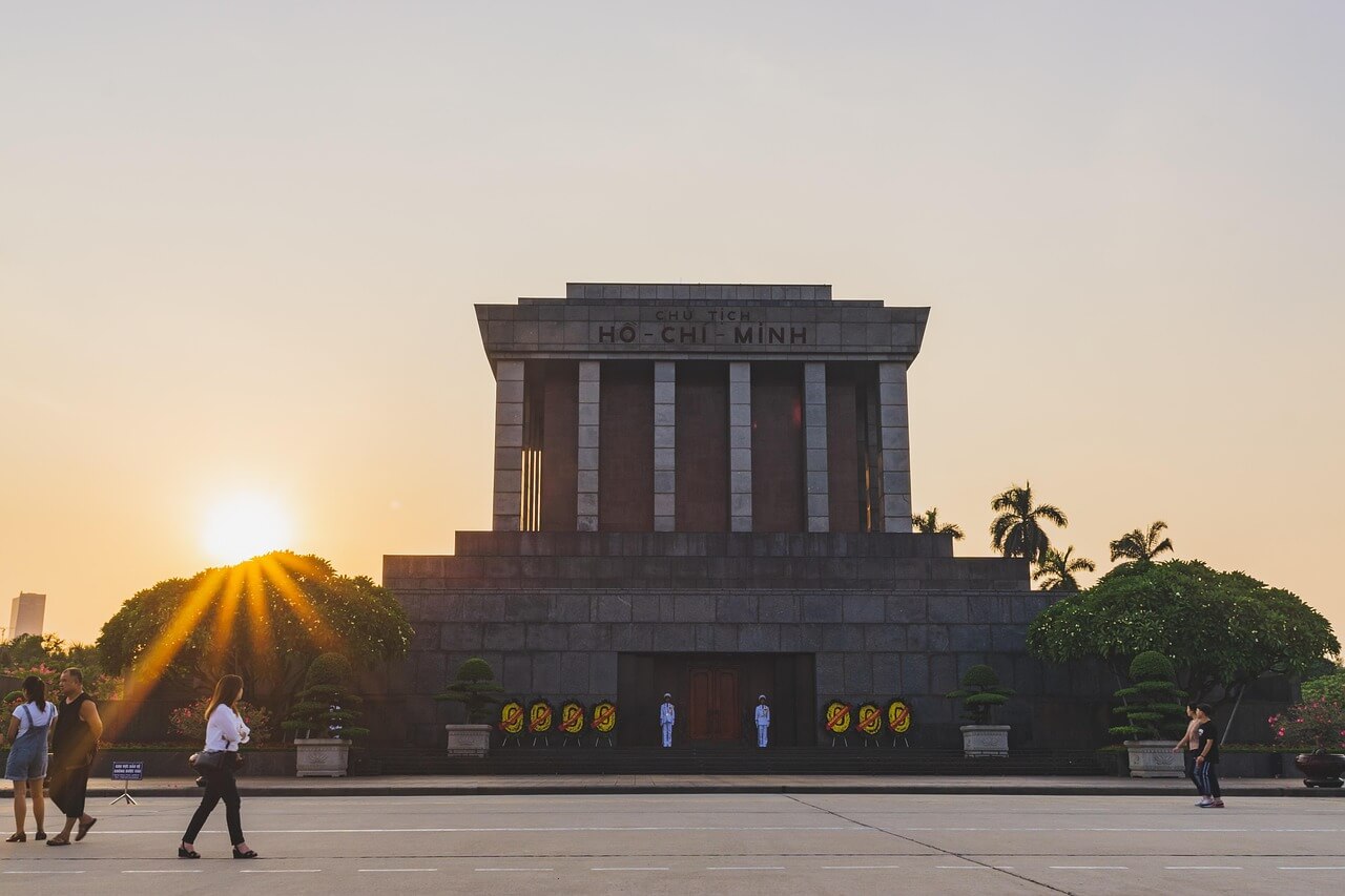 Vue de Ho Chi Minh City au Vietnam avec ses bâtiments emblématiques et son architecture coloniale dans la lumière dorée du crépuscule