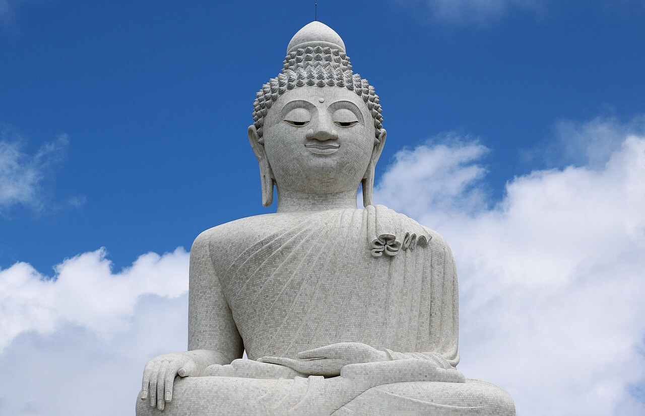 Statue dorée du Grand Bouddha de Phuket au coucher du soleil, symbole spirituel emblématique de la Thaïlande