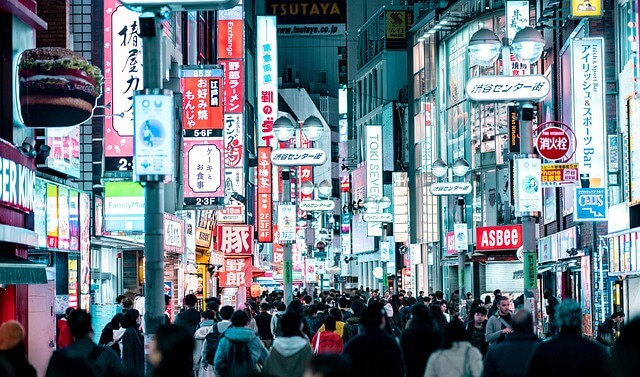 Vue nocturne de Tokyo avec ses gratte-ciel illuminés et l'ambiance urbaine caractéristique de la capitale japonaise