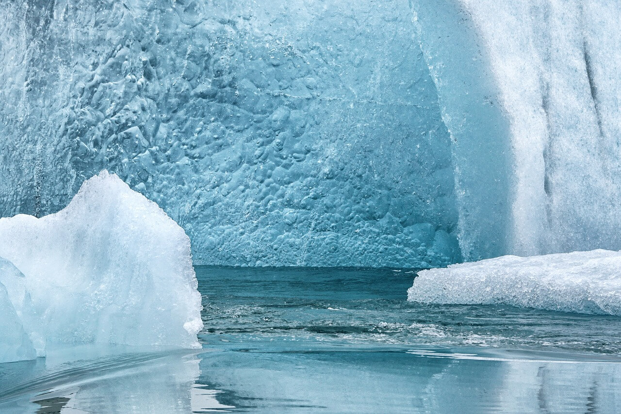 Glacier islandais aux teintes bleues et blanches sous le ciel arctique d'Islande, incarnant l'essence sauvage des randonnées glaciaires près de Reykjavik