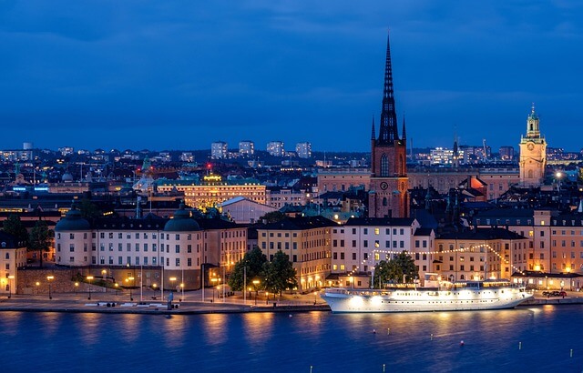 Vue panoramique de Stockholm avec ses façades colorées et son architecture typique de la capitale suédoise, reflets sur l'eau