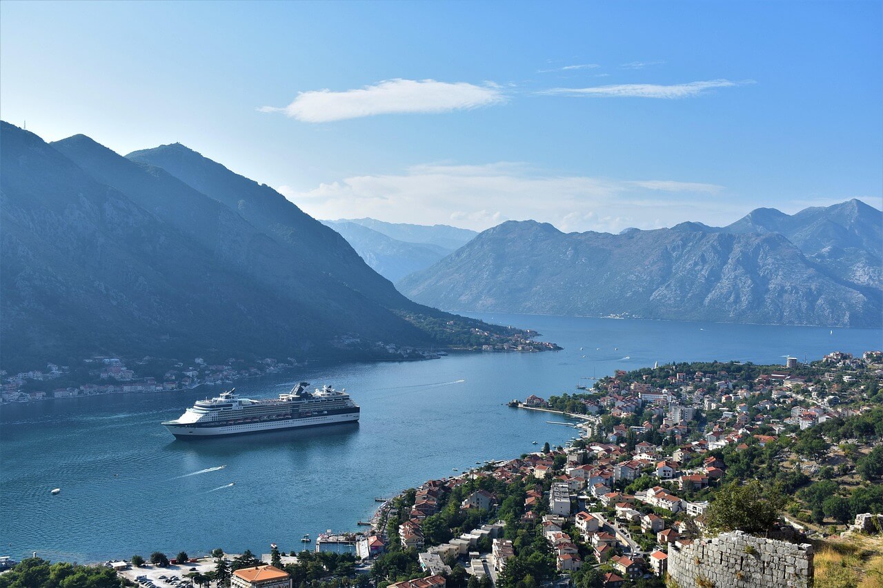 Vue panoramique des bouches de Kotor au Monténégro avec ses falaises calcaires et ses eaux turquoise de la Méditerranée