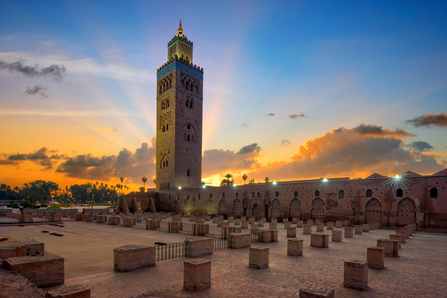 Ruelle animée de Marrakech au Maroc avec ses façades ocre, lanternes traditionnelles et l'ambiance colorée des souks marocains
