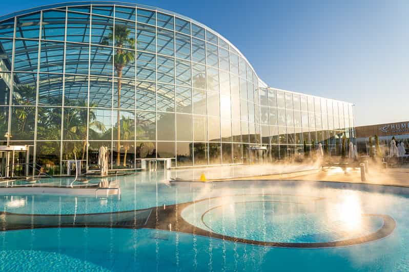 Bassin thermal luxueux aux eaux chaudes des thermes de Bucarest, symbole du bien-être roumain avec son architecture Belle Époque