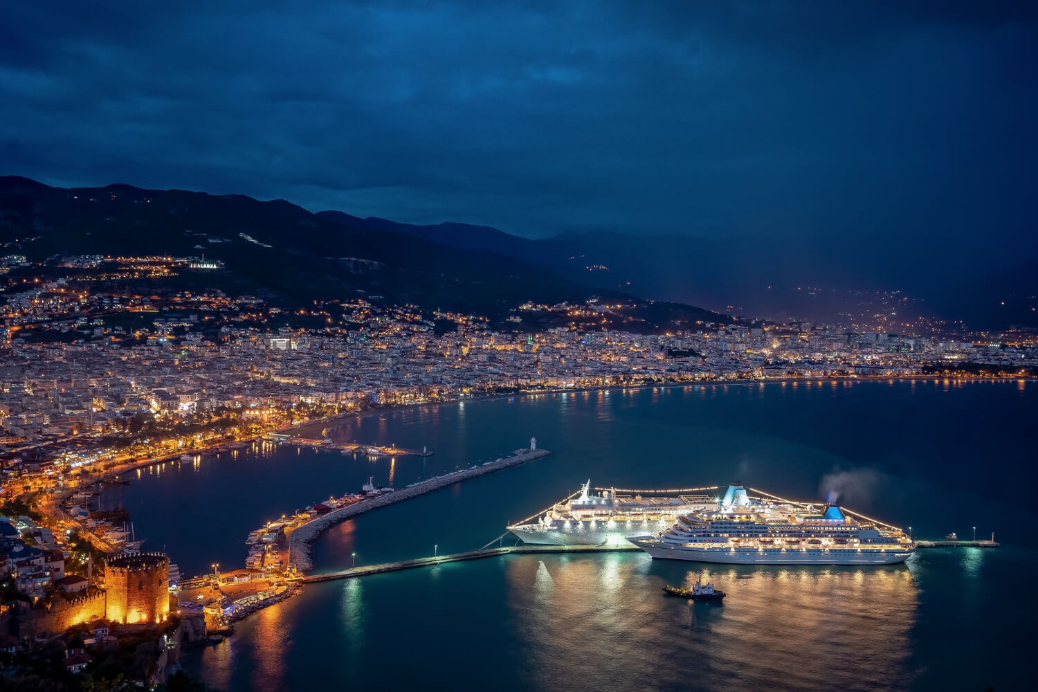 Vue panoramique sur les fjords norvégiens depuis un navire de croisière luxe à Bergen, montagnes enneigées en arrière-plan