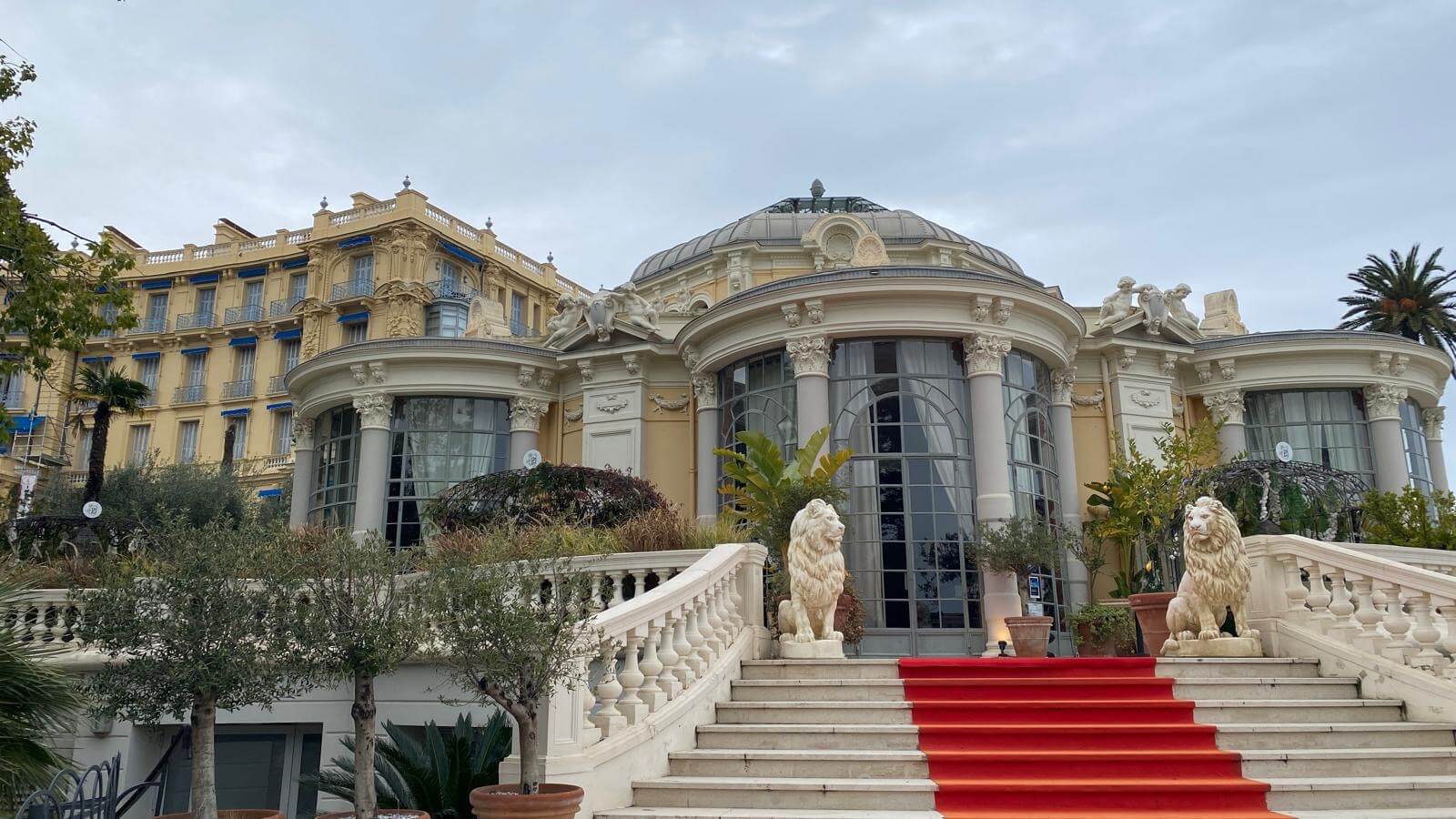 Baie cristalline et villa Belle Époque à Beaulieu-sur-Mer, perle de la Côte d'Azur française sous la lumière méditerranéenne