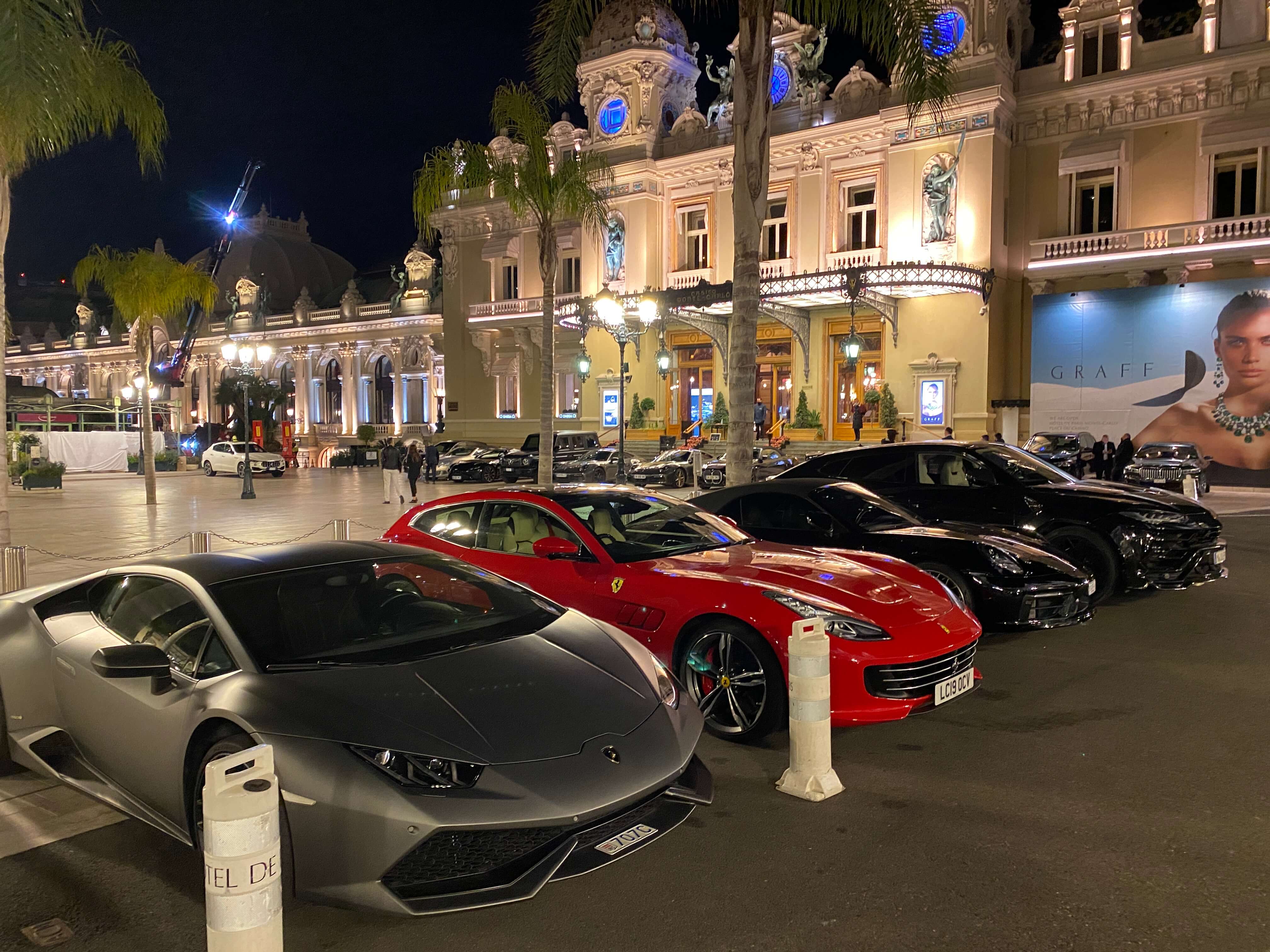 Vue sur le port Hercule et l'architecture Belle Époque de Monaco sous un ciel méditerranéen dégagé