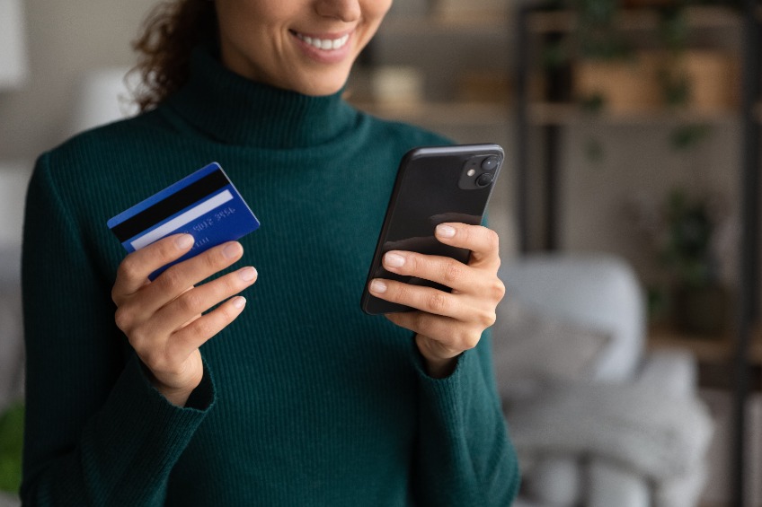 Carte bancaire Revolut posée sur un fond montrant Big Ben et les rues de Londres, symbolisant les solutions bancaires pour voyager au Royaume-Uni