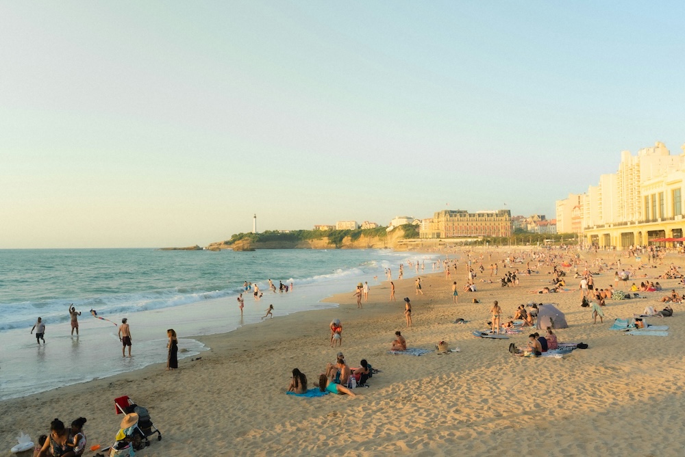 Plage de Biarritz avec ses vagues atlantiques et son sable doré, destination incontournable du Pays basque français