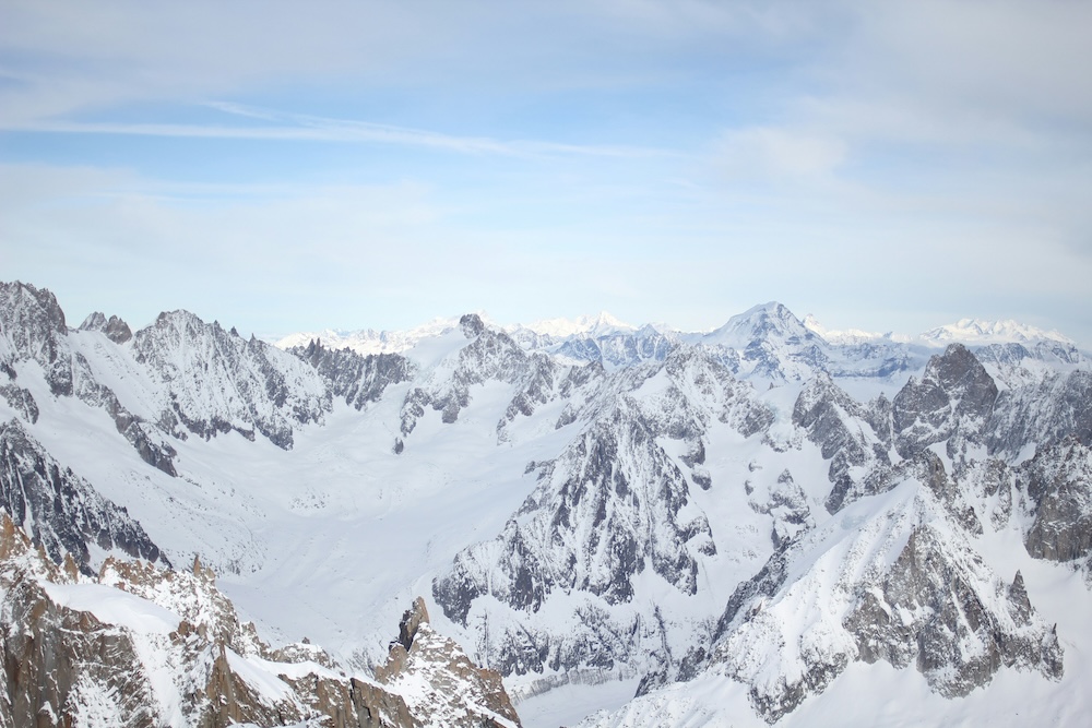 Vue panoramique des pistes enneigées des 2 Alpes en Suisse, avec les sommets alpins illuminés en hiver