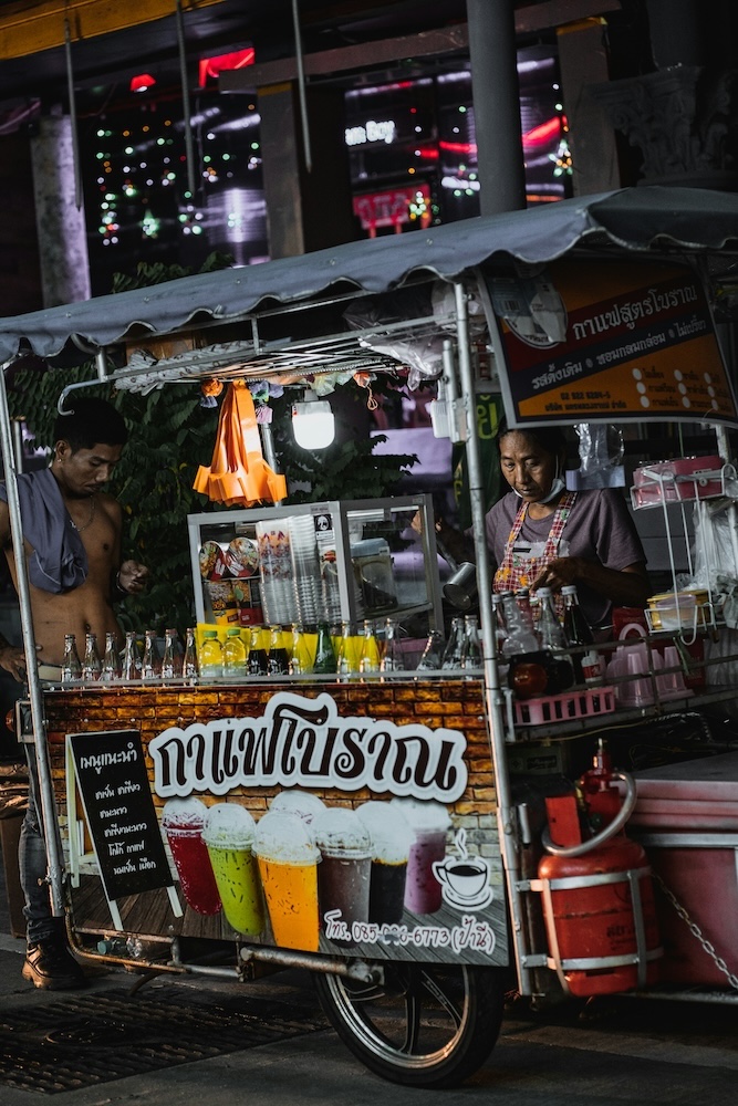 Food truck coloré dans les rues animées de Tokyo au Japon, avec ses lumières nocturnes caractéristiques et l'atmosphère urbaine typique de la capitale japonaise