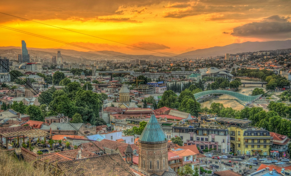 Vue panoramique de Tbilissi en Géorgie avec ses toits traditionnels et son architecture historique sous la lumière du jour
