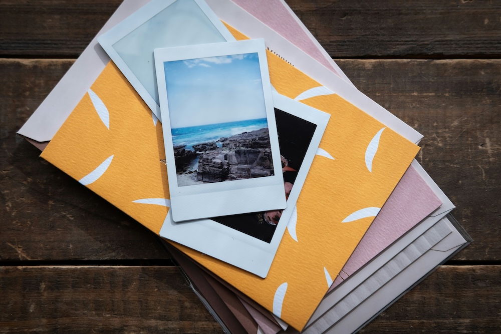 Album photo coloré d'un voyage en Espagne avec souvenirs de Barcelone, murs vibrants et architecture méditerranéenne en arrière-plan