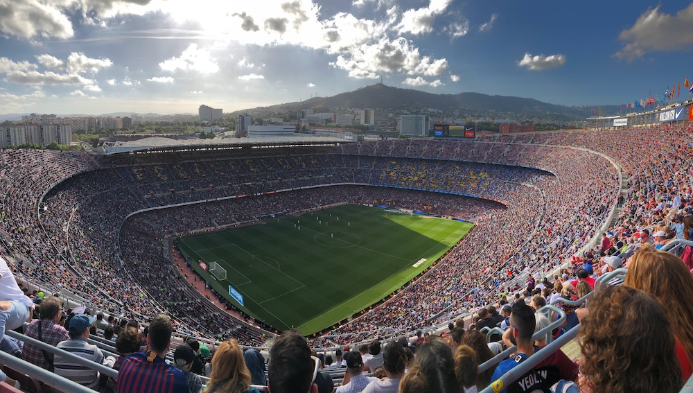 Vue aérienne du Camp Nou, emblématique stade du FC Barcelona en Espagne, sous un ciel dégagé mettant en évidence l'architecture circulaire