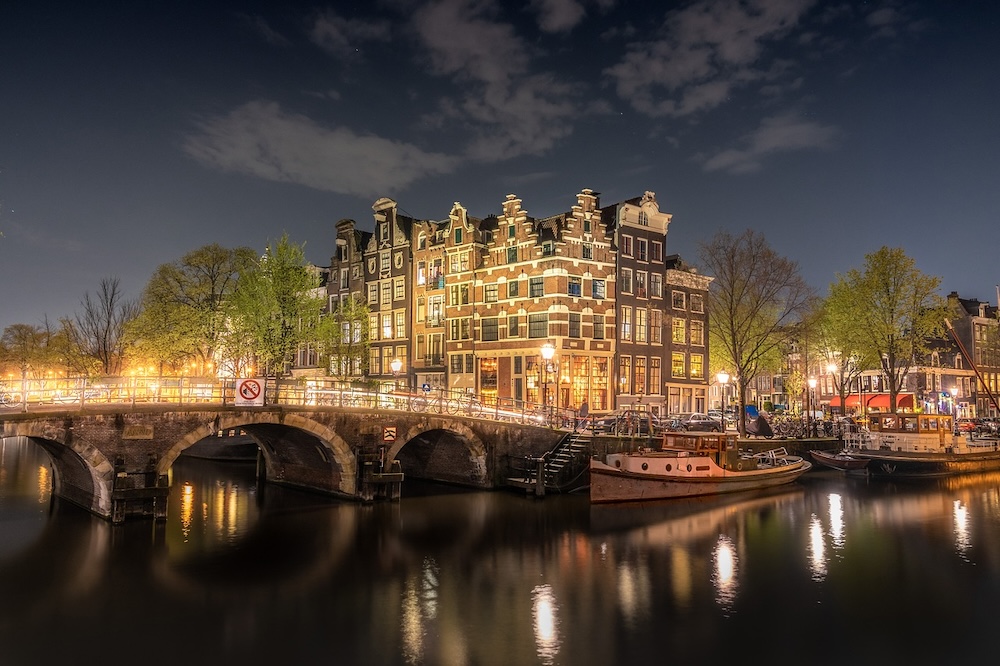Pont illuminé à Copenhague au Danemark avec ses arches majestueuses reflétées dans l'eau calme de la nuit