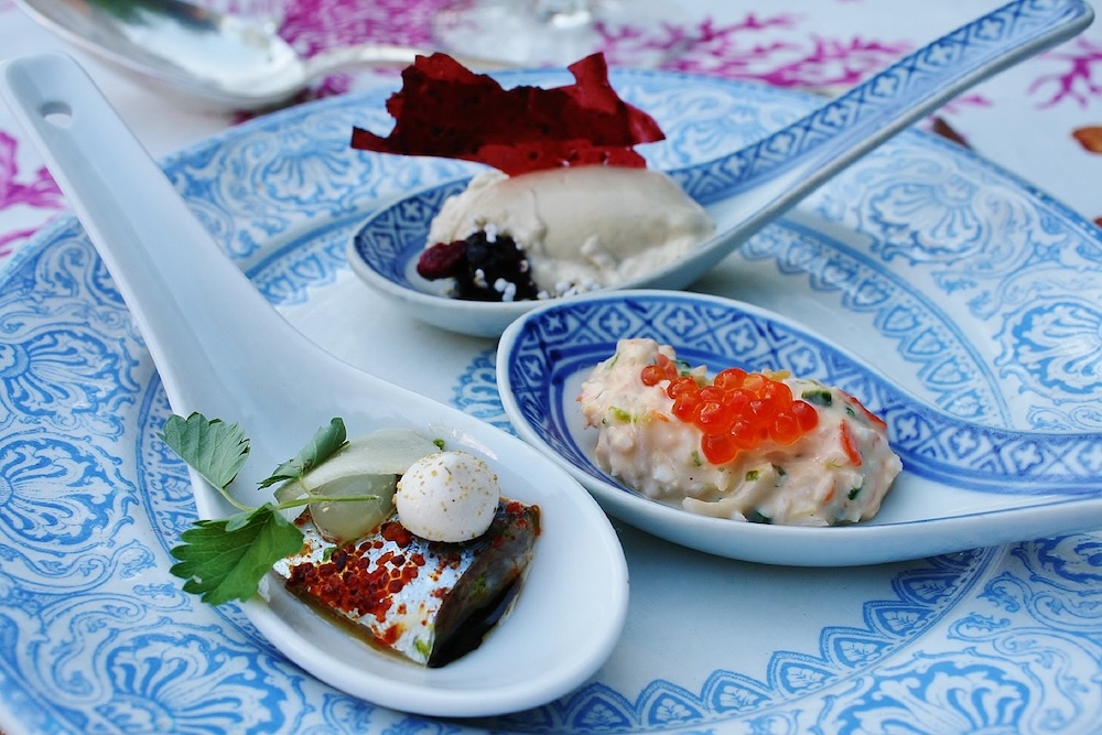 Assiette gastronomique raffinée avec présentation soignée, incarnant l'excellence culinaire des chefs étoilés lyonnais en France