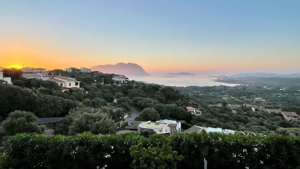 Vue sur le port historique d'Olbia en Sardaigne, Italie, avec ses eaux cristallines et son ambiance méditerranéenne authentique