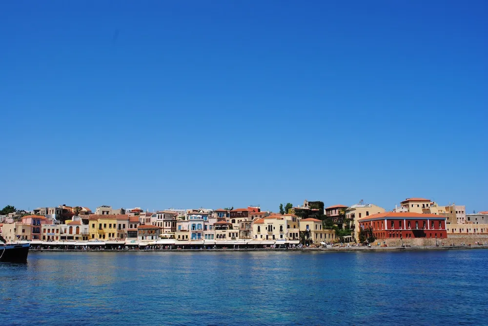 Vue sur le port pittoresque de Chania en Crète, avec ses maisons colorées et l'architecture vénitienne typique de la ville grecque