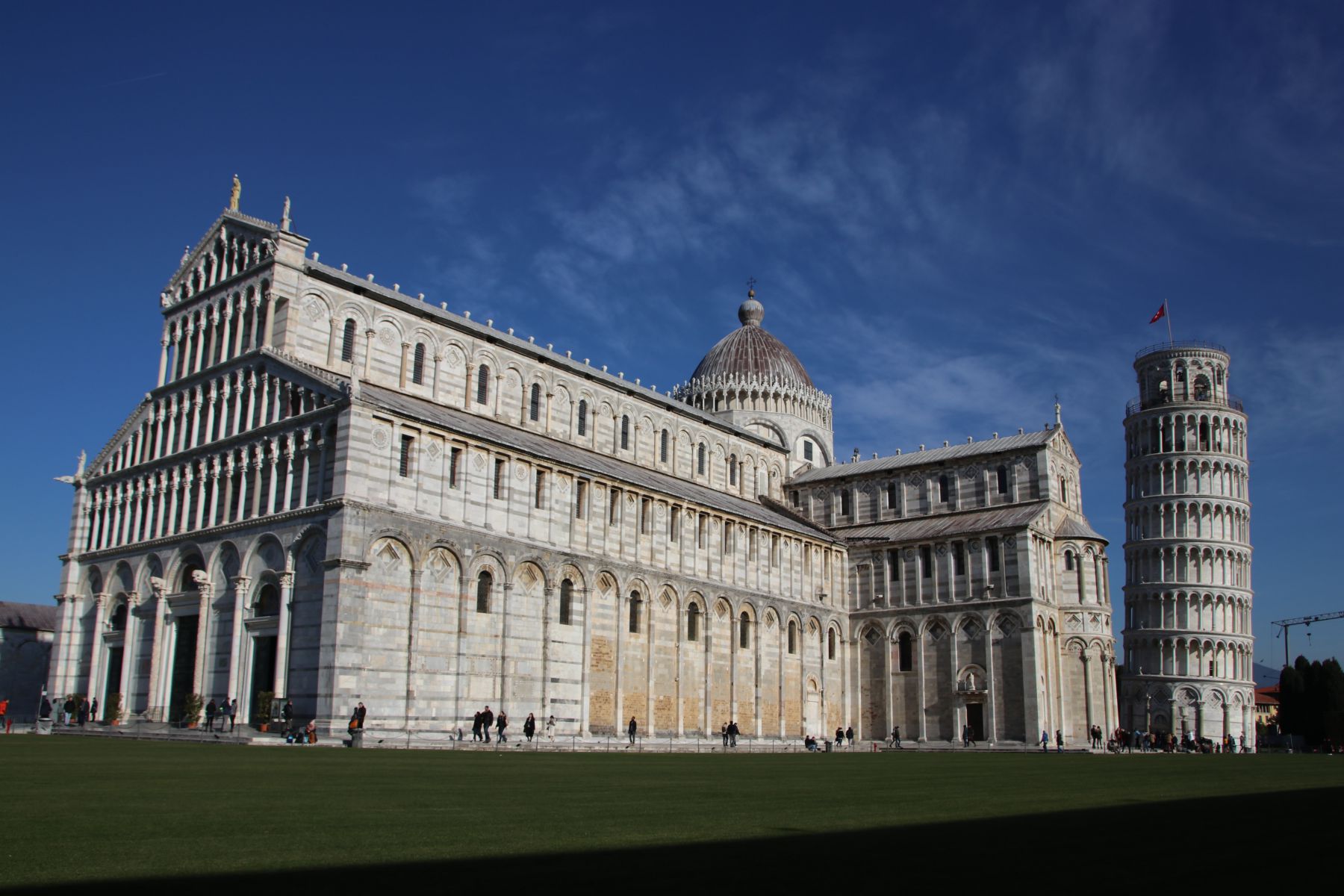 La célèbre Torre Pendente de Pise se dresse majestueusement en Italie, symbole incontournable de cette cité médiévale