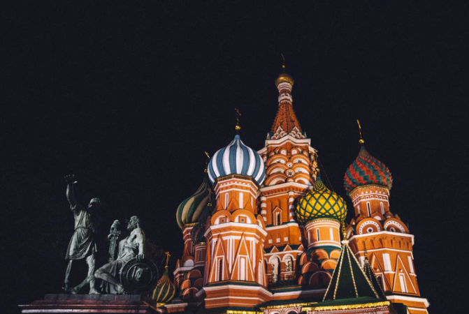 La cathédrale Basile-le-Bienheureux et les bâtiments colorés de la Place Rouge à Moscou sous un ciel bleu