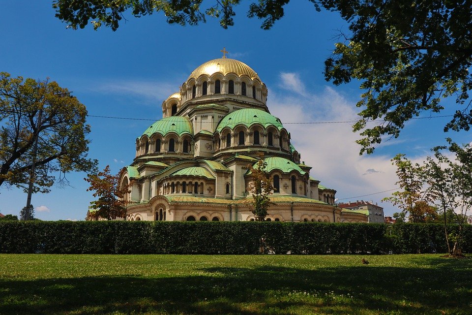 Vue panoramique de Sofia en Bulgarie avec l'église Aleksandar Nevski illuminée au coucher du soleil