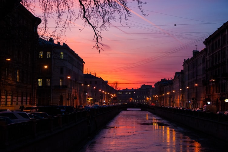 Vue sur les canaux et architecture classique de Saint Pétersbourg en Russie, avec ses façades colorées caractéristiques et son atmosphère historique