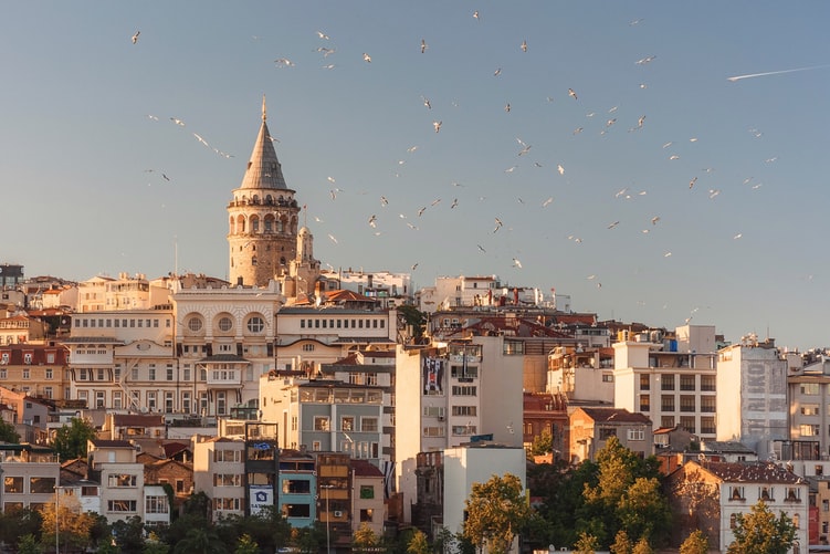 Vue panoramique de la tour Galata et des quartiers historiques d'Istanbul au coucher du soleil, Turquie