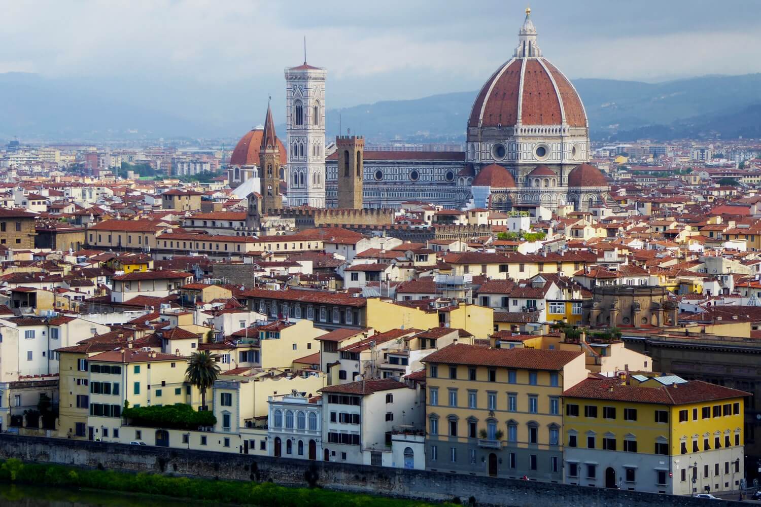 Vue panoramique sur les monuments et toits de Florence au coucher du soleil, Italie