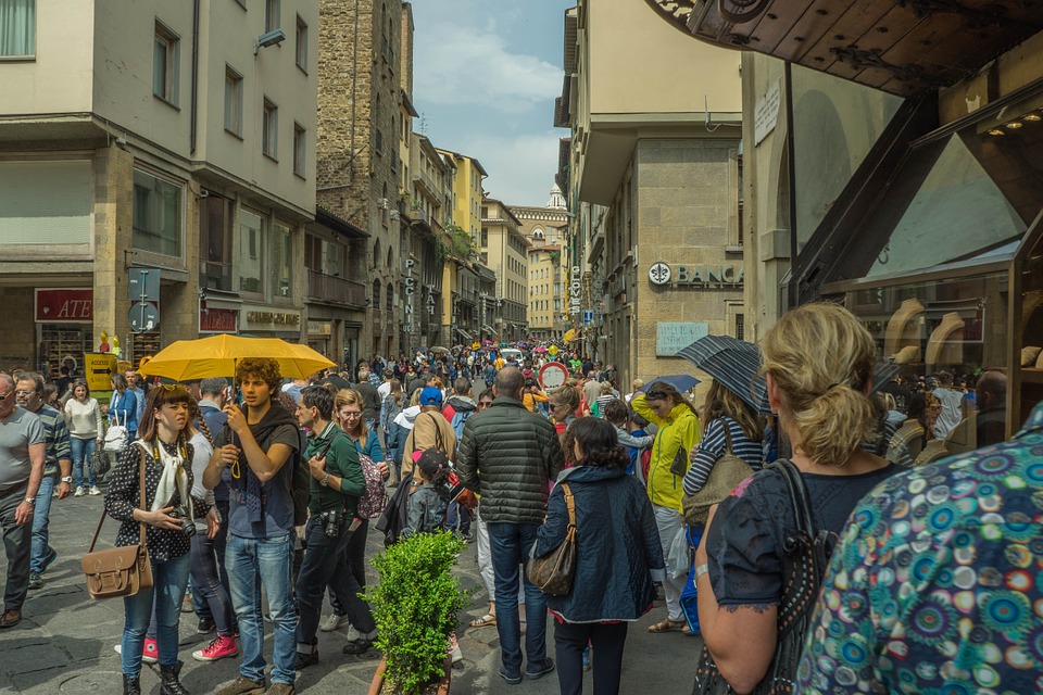 Vue du Duomo de Florence et de ses ruelles pittoresques lors d'une balade à pied dans le centre historique de la ville