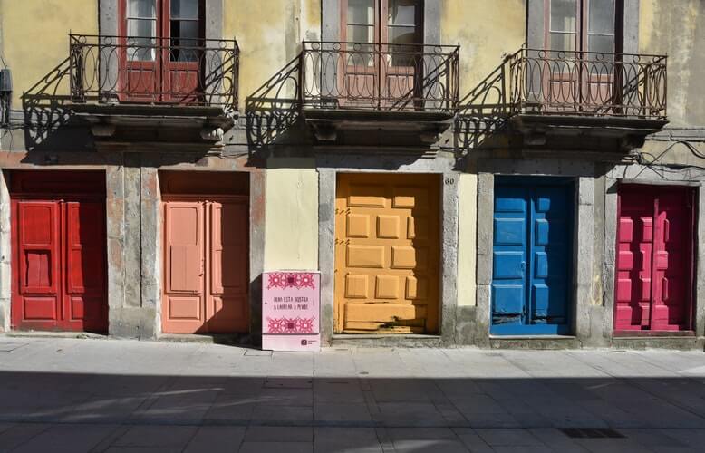 Vue pittoresque de Porto au Portugal avec ses façades colorées et l'ambiance authentique de la ville découverte comme les locaux la vivent