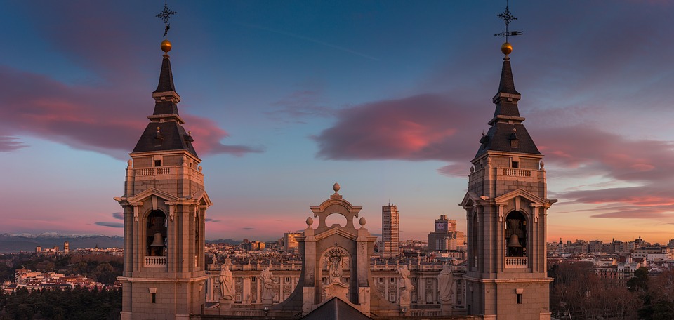 Vue panoramique de Madrid avec l'architecture emblématique de la ville sous un ciel dégagé, capturant l'essence de la capitale espagnole
