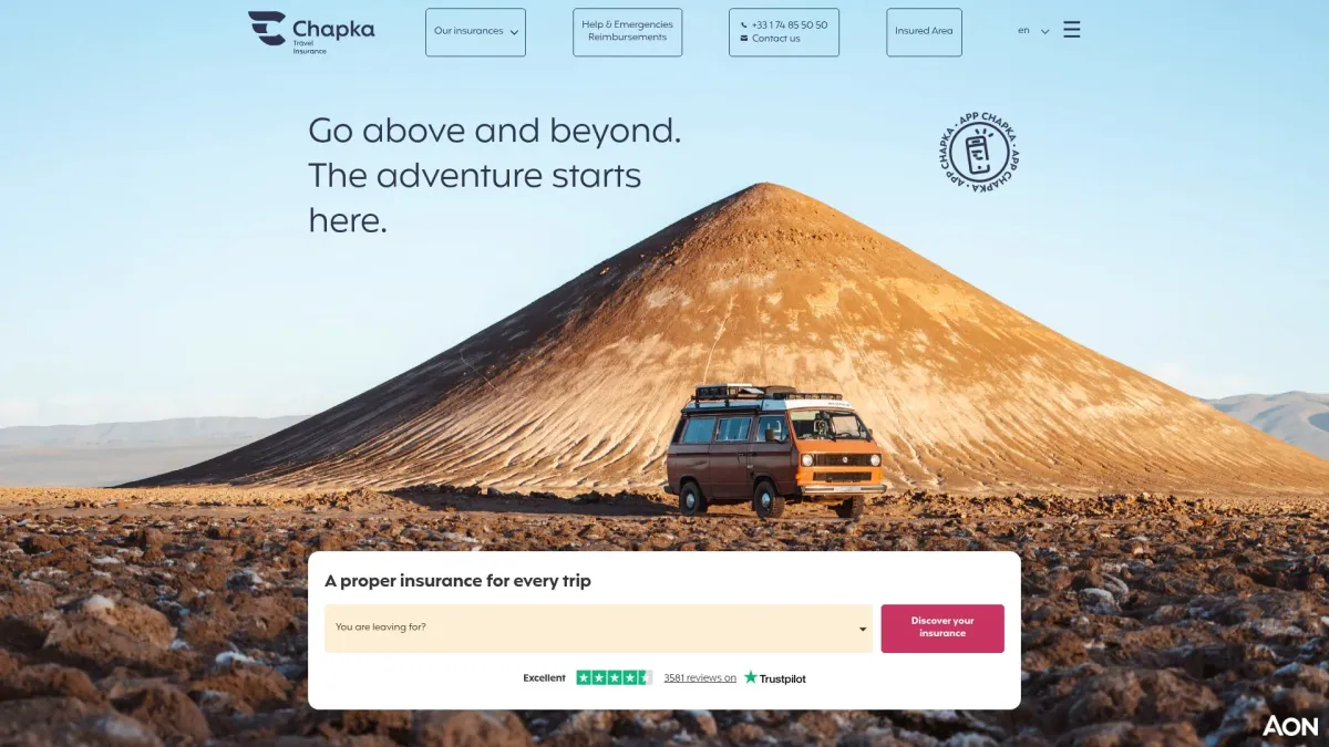 Un camping-car dans un paysage désertique majestueux.