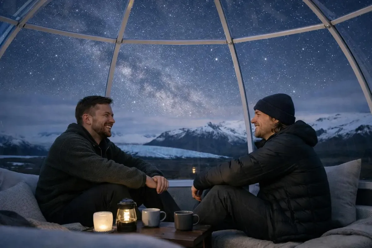 Deux hommes profitant d'une nuit étoilée sous un dôme de verre.