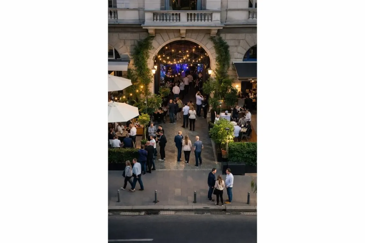Un restaurant extérieur animé avec un éclairage festif et de la verdure.
