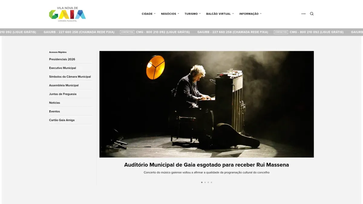 Un musicien jouant du piano sur une scène sombre et éclairée.