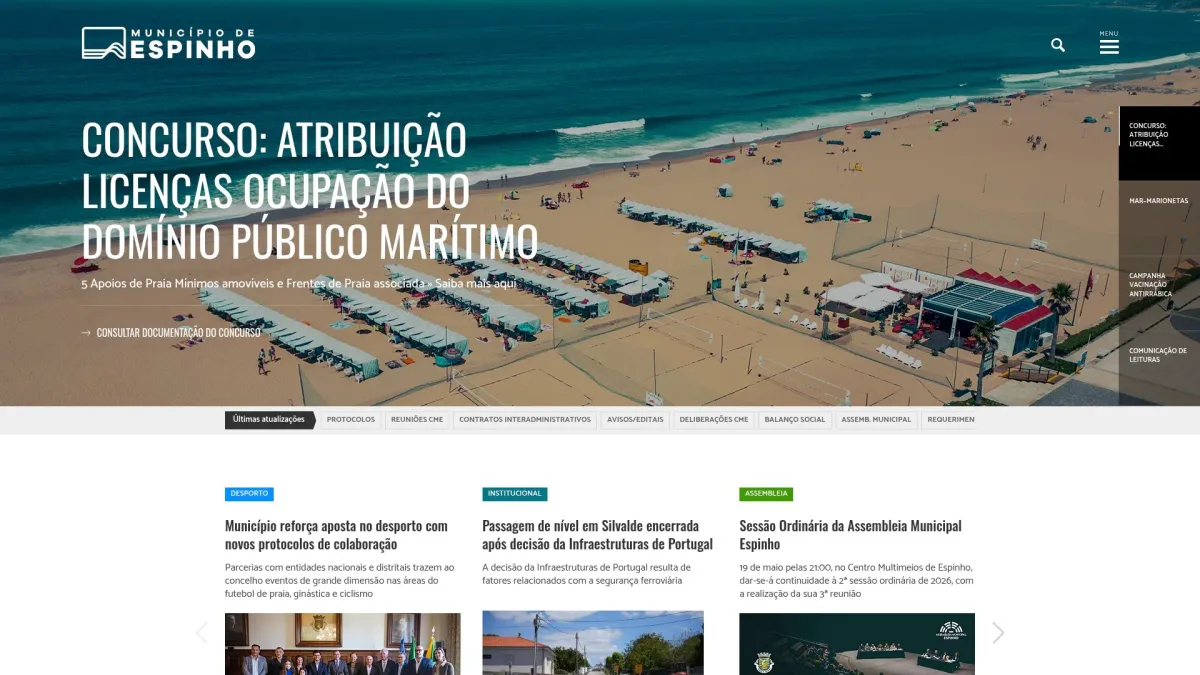 Plage animée avec tentes, parasols et activités de loisirs maritimes.
