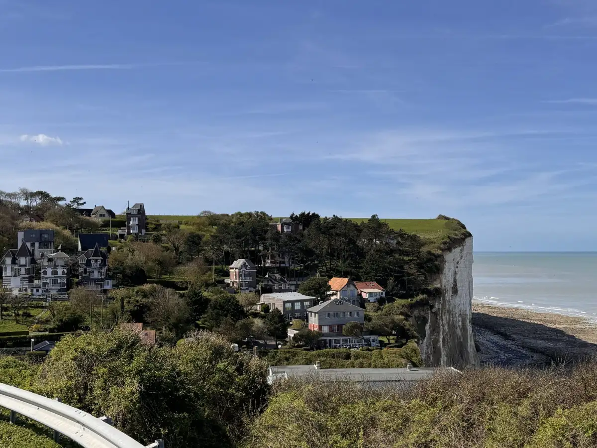 Villas du Bois de Cise au bord des falaises de craie face à la mer