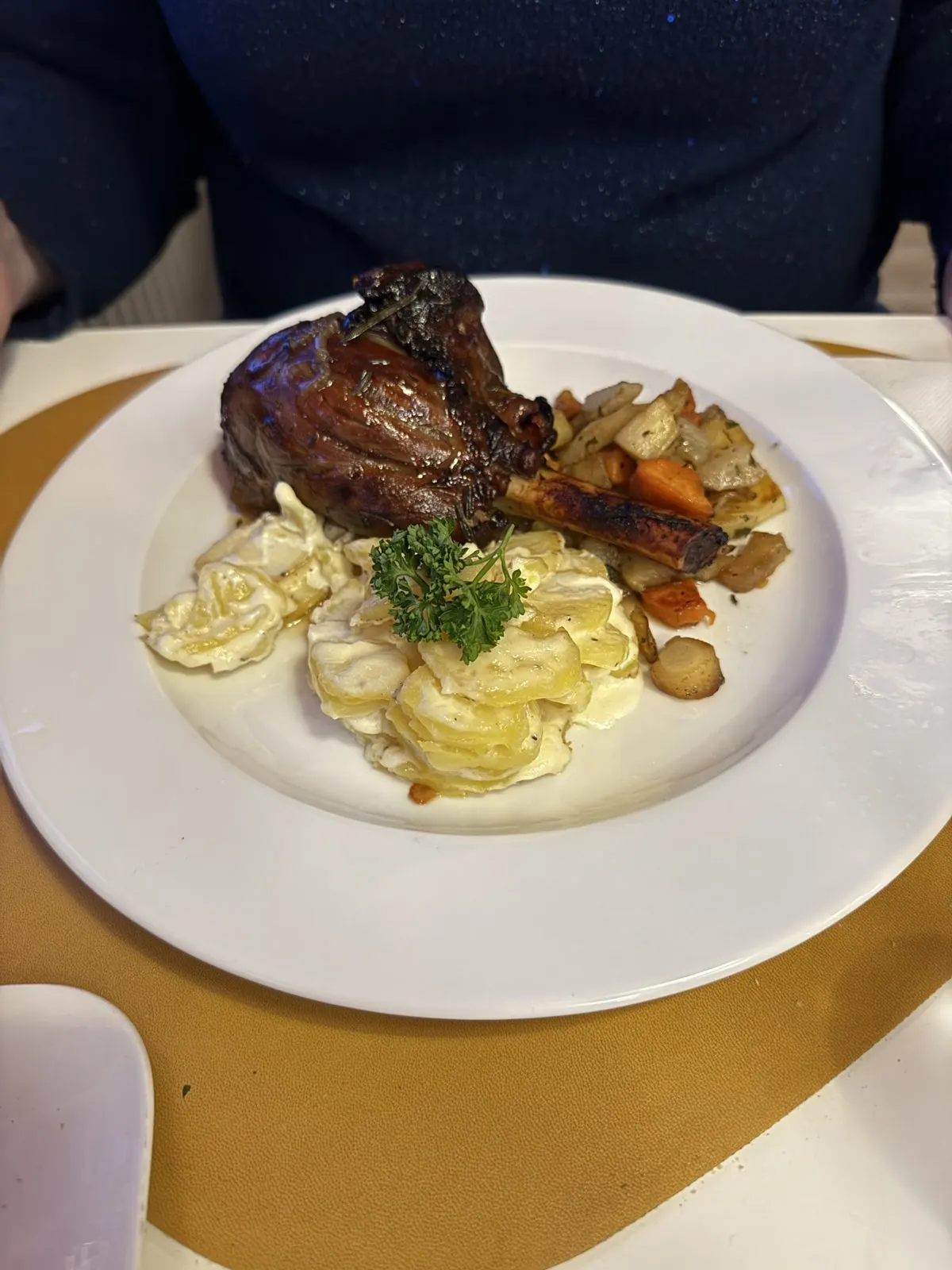 Souris d'agneau, gratin de pommes de terre et légumes rôtis au restaurant Le Cise à Ault