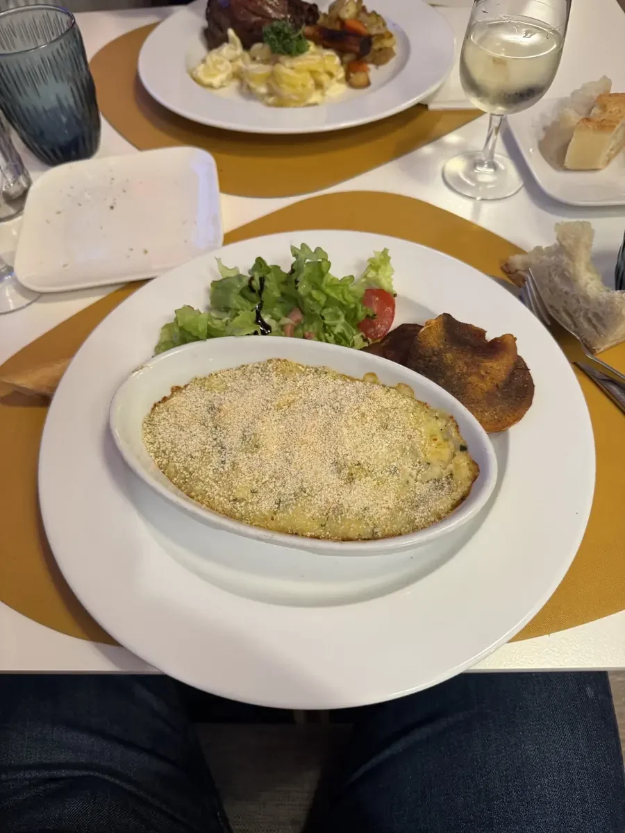 Gratin doré et salade verte au restaurant de l'hôtel Le Cise à Ault