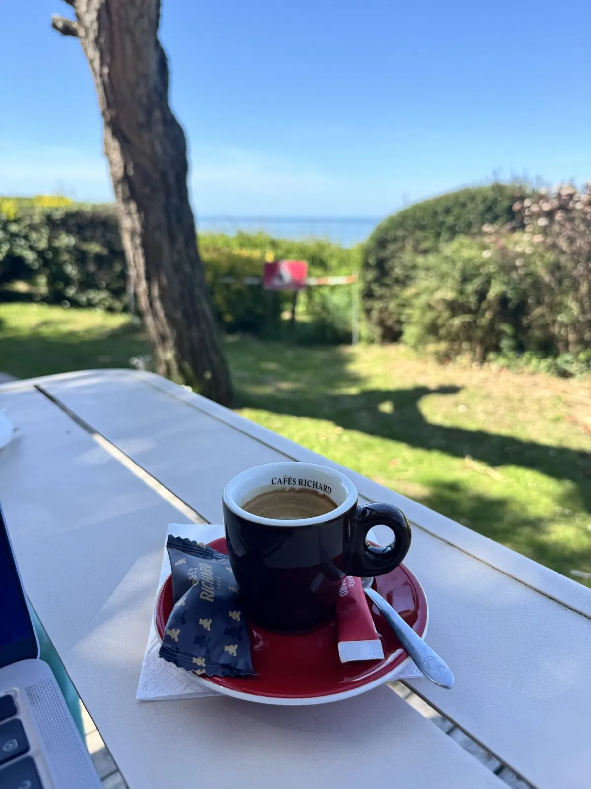 Café servi sur la terrasse de l'hôtel Le Cise avec vue sur la mer